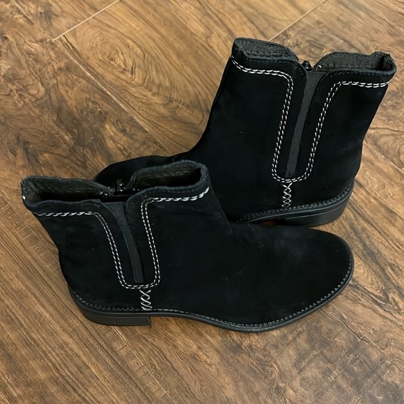 NWT Clarks Women’s Black Suede Boots, sz 6 1/2. - Picture 11 of 13